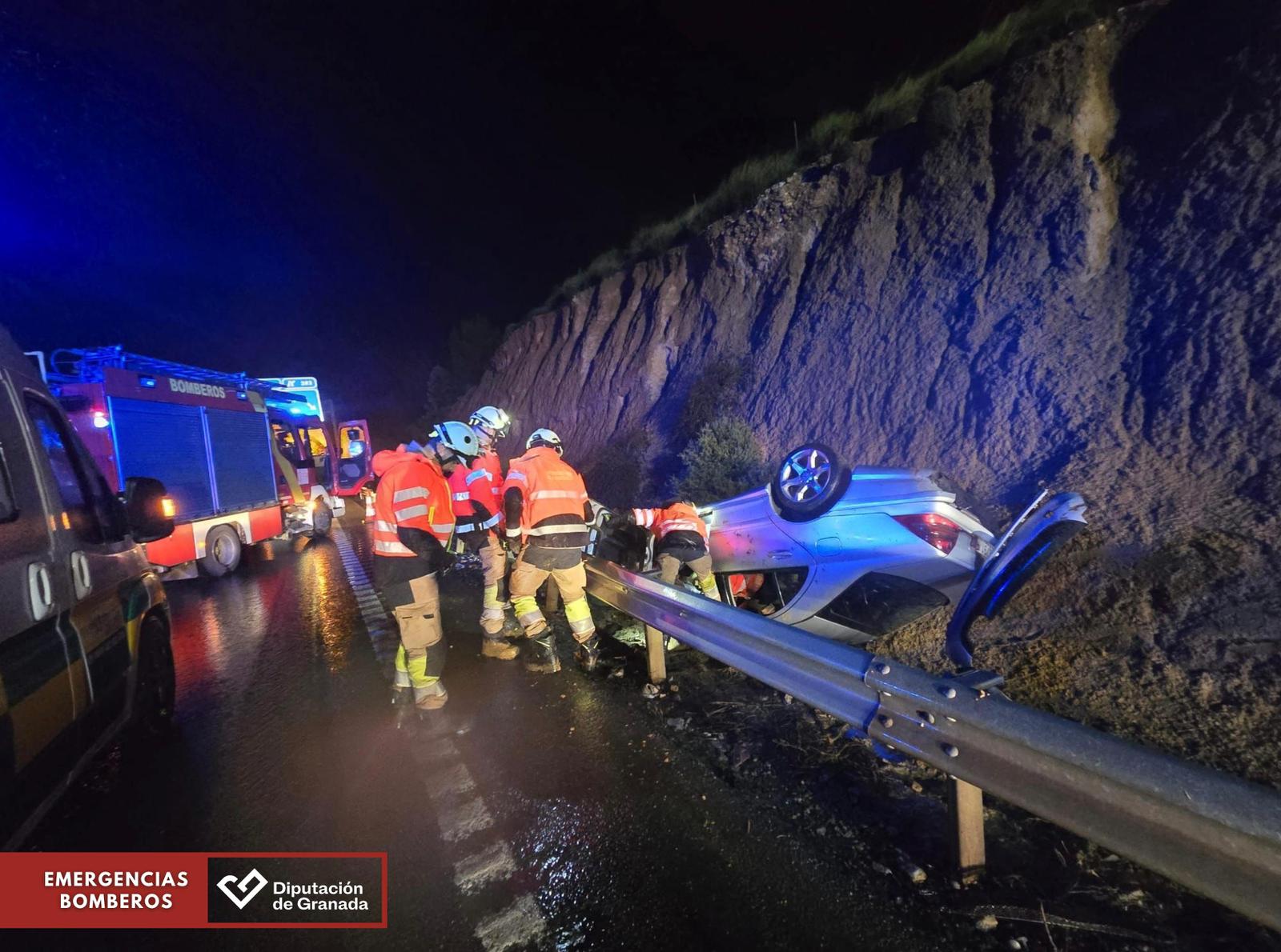 Bomberos rescatan al conductor del vehículo siniestrado en Granada