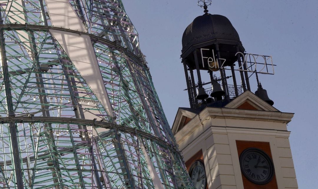 Vista del reloj en la Puerta del Sol en Madrid