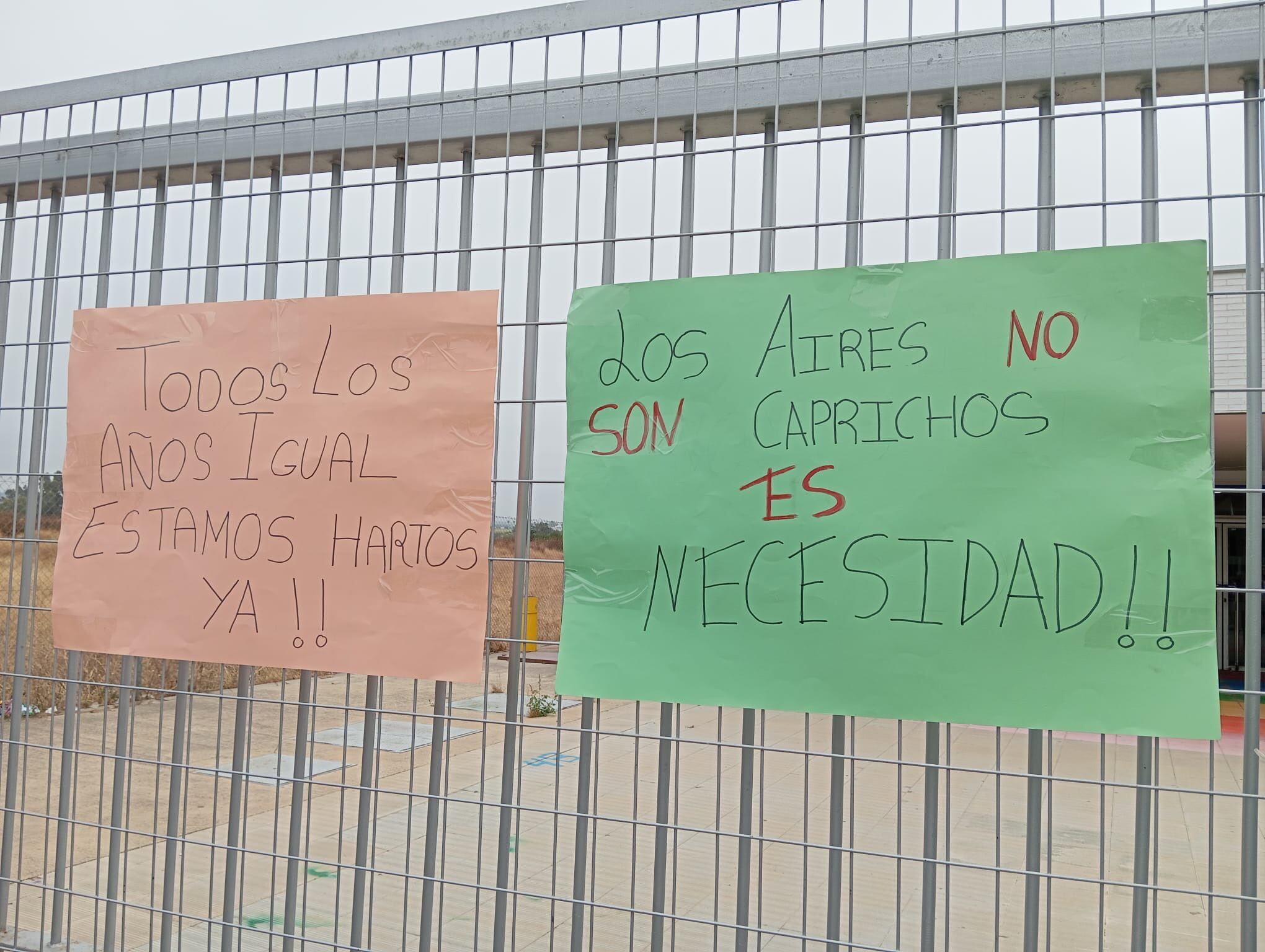 Pancartas en los centros escolares de Sevilla de protesta por la falta de climatización