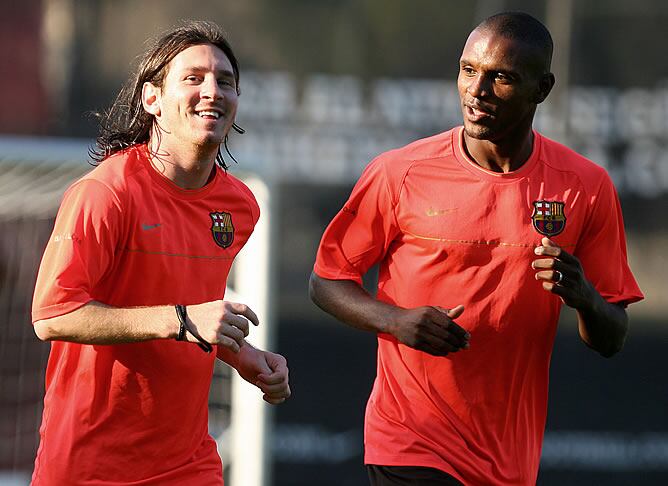 Abidal, junto a Messi en un entrenamiento