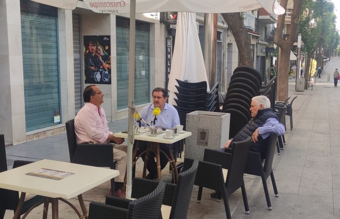 Entrevista a Pedro Noblejas tomando un café