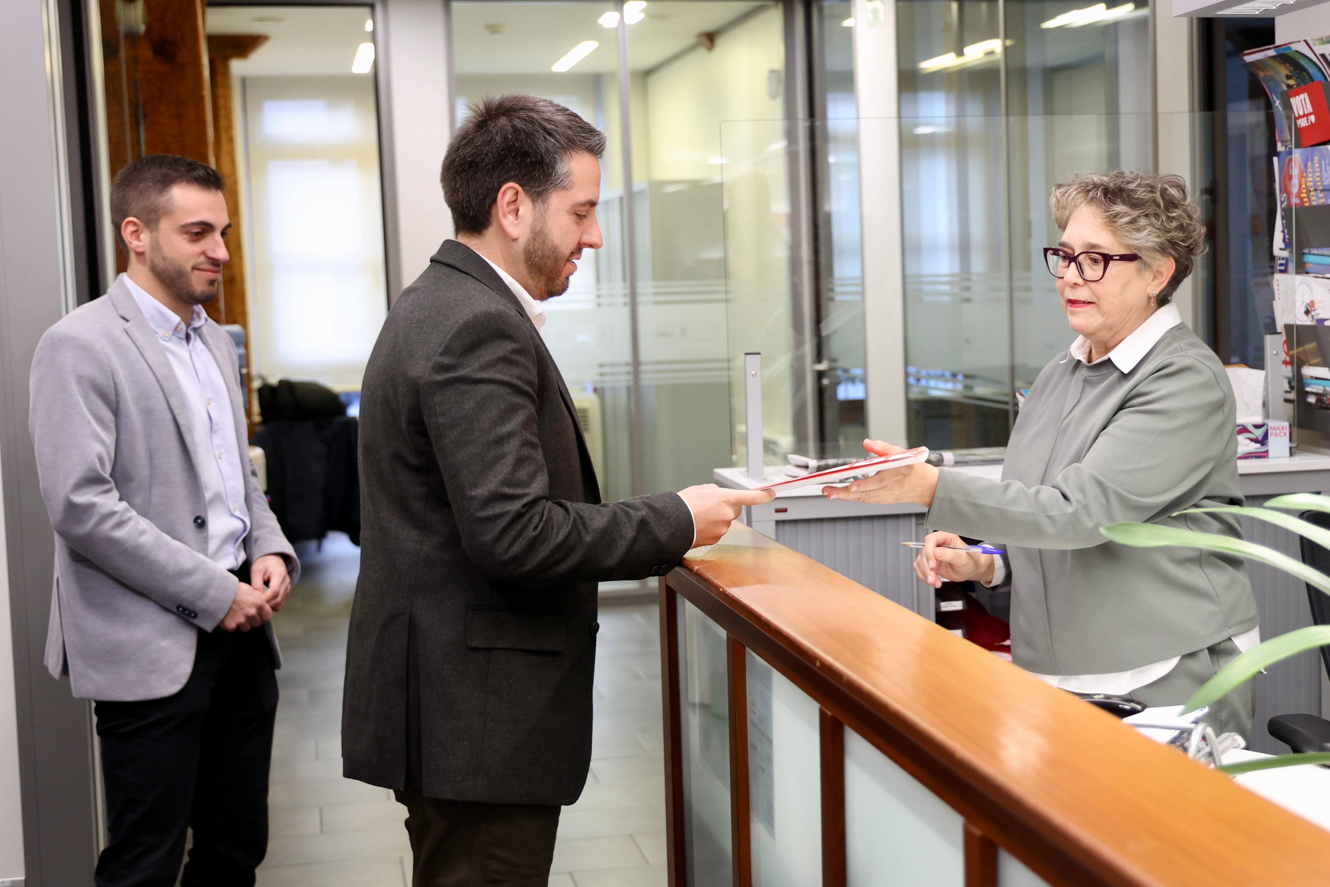 LOGROÑO 09/12/2024.- Javier García presenta su precandidatura a la Secretaria General del PSOE de La Rioja este lunes en La Rioja donde ha asegurado este lunes que se siente &quot;fuerte&quot; para liderar el PSOE riojano porque cientos de militantes le han trasladado que quieren &quot;un cambio&quot; para conseguir &quot;un partido más combativo&quot; EFE/ Raquel Manzanares
