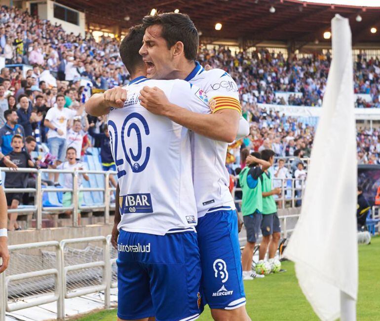 Albert Dorca celbrando junto a Guitián el gol de la victoria frente al Oviedo
