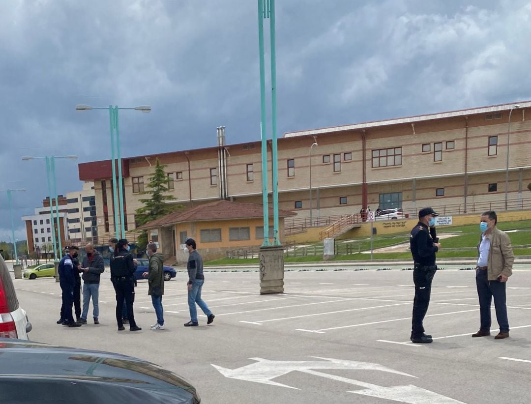 La Policía Nacional toma declaraciones, tras la trifulca en el parking de Los Pajaritos.