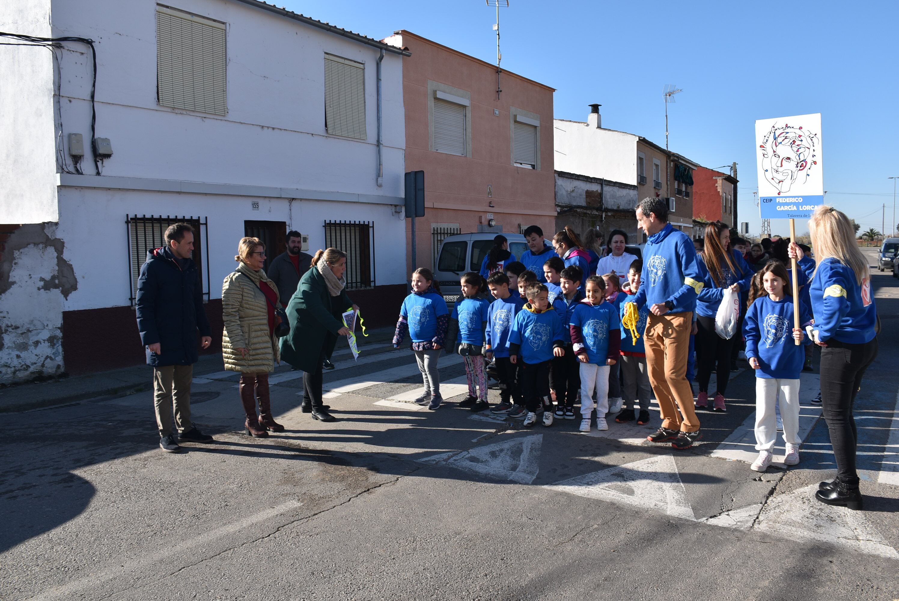 La alcaldesa visitando las obras junto a alumos de la barriada