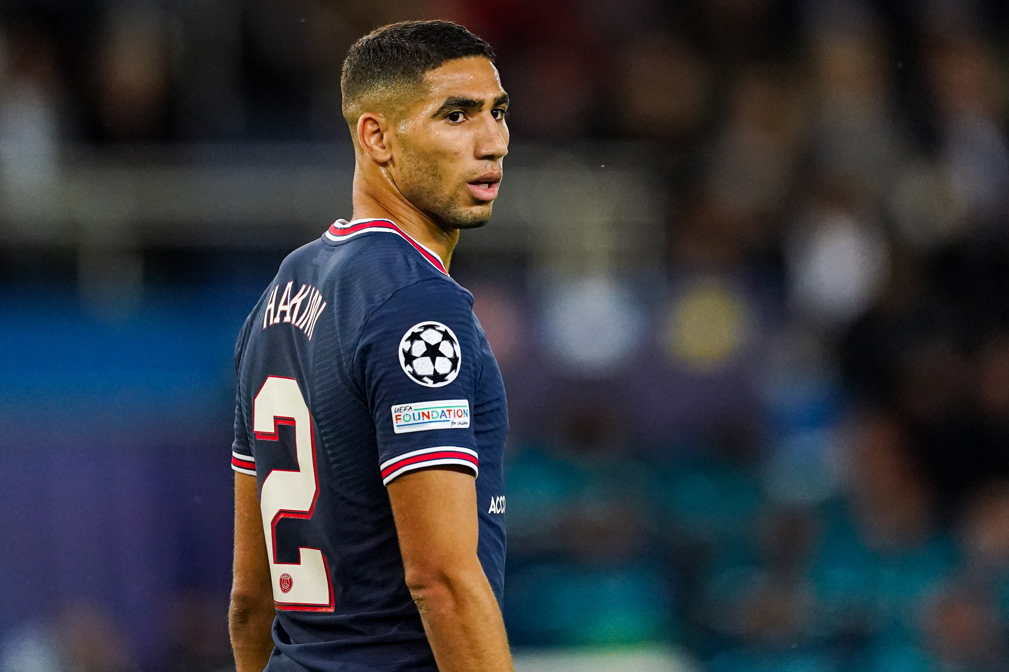 Achraf Hakimi durante un partido del PSG