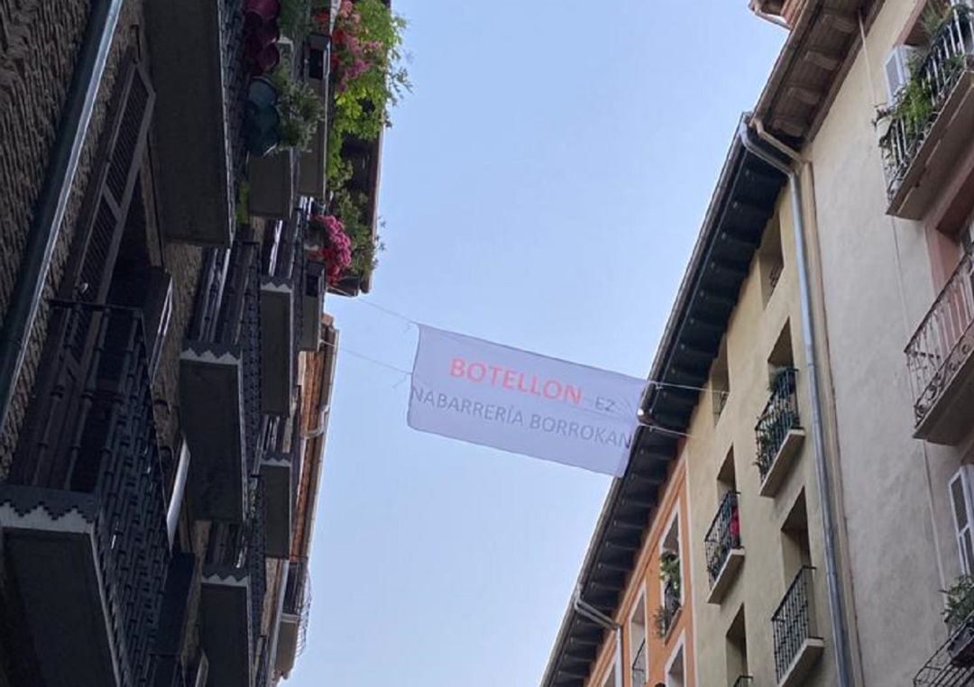 Pancarta colgada por los vecinos en la que piden que cese el botellón.
