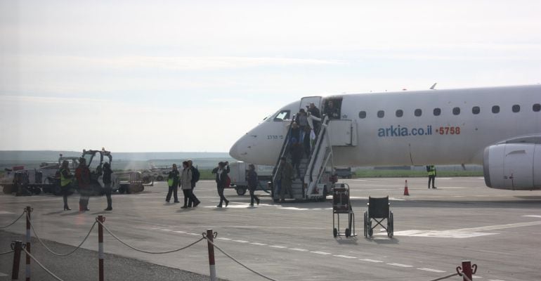 Els primers passatgers baixant de l'avió procedent de Tel Aviv que ha aterrat a l'aeroport de Lleida-Alguaire aquest divendres 15 de gener de 2016.