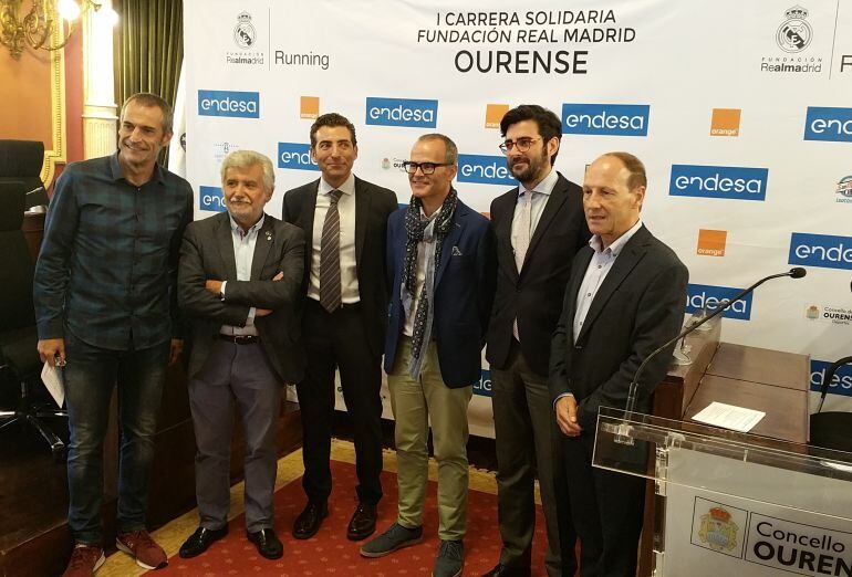 Autoridades Ourensanas, na presentación no Concello de Ourense, da Carreira Solidaria Fundación Real Madrid, que se disputará en Ourense o primeiro domingo de outubro