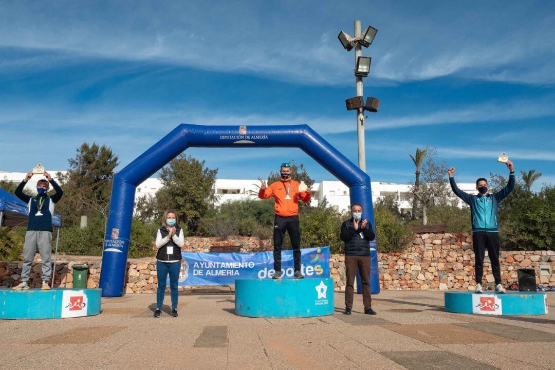 La diputada de Deportes María Luisa Cruz en el podio masculino.