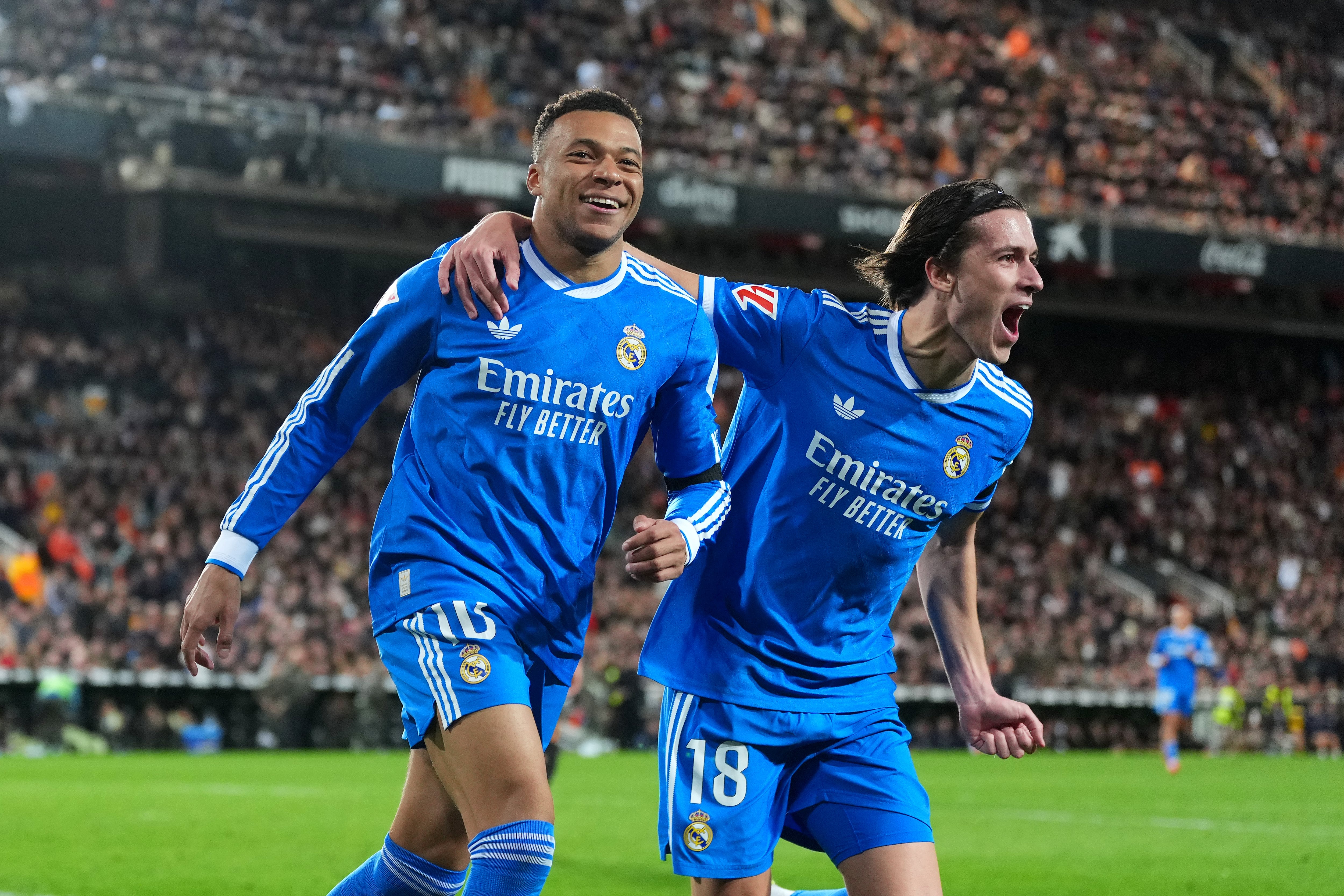 Kylian Mbappé y Álvaro Carreras celebran un gol en el Real Madrid-Valencia de LaLiga