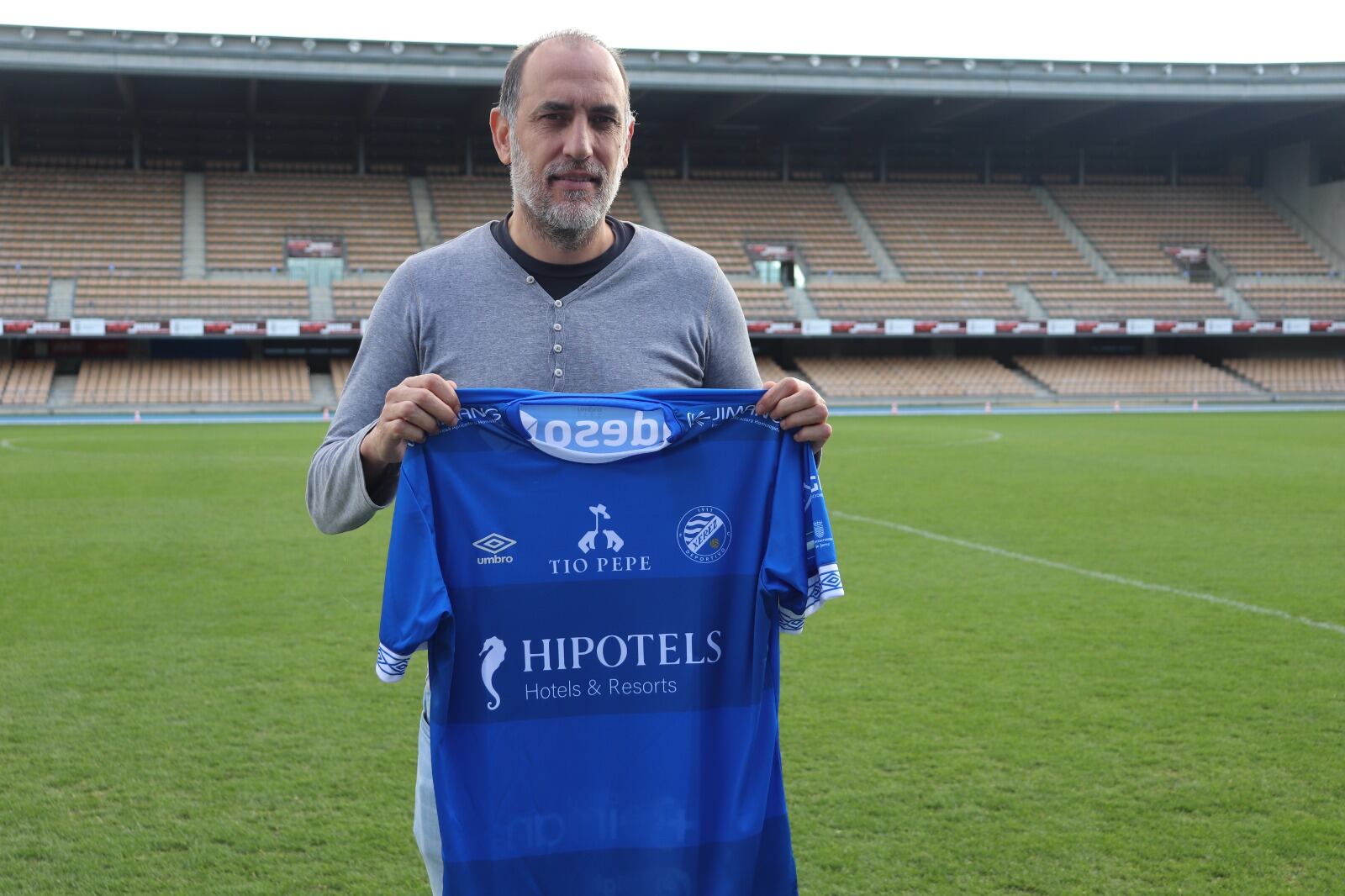 Romerito posa en Chapín con la camiseta del Xerez DFC