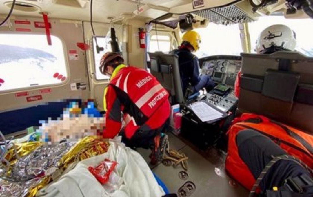 Traslado del operario de Adif en el helicoptero del 112.