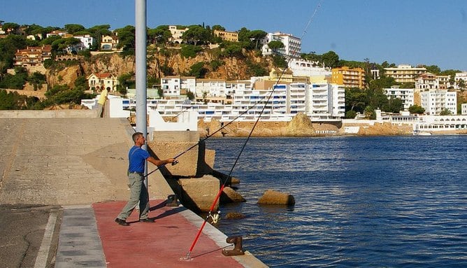 Un pescador al port de Sant Feliu de Guíxols