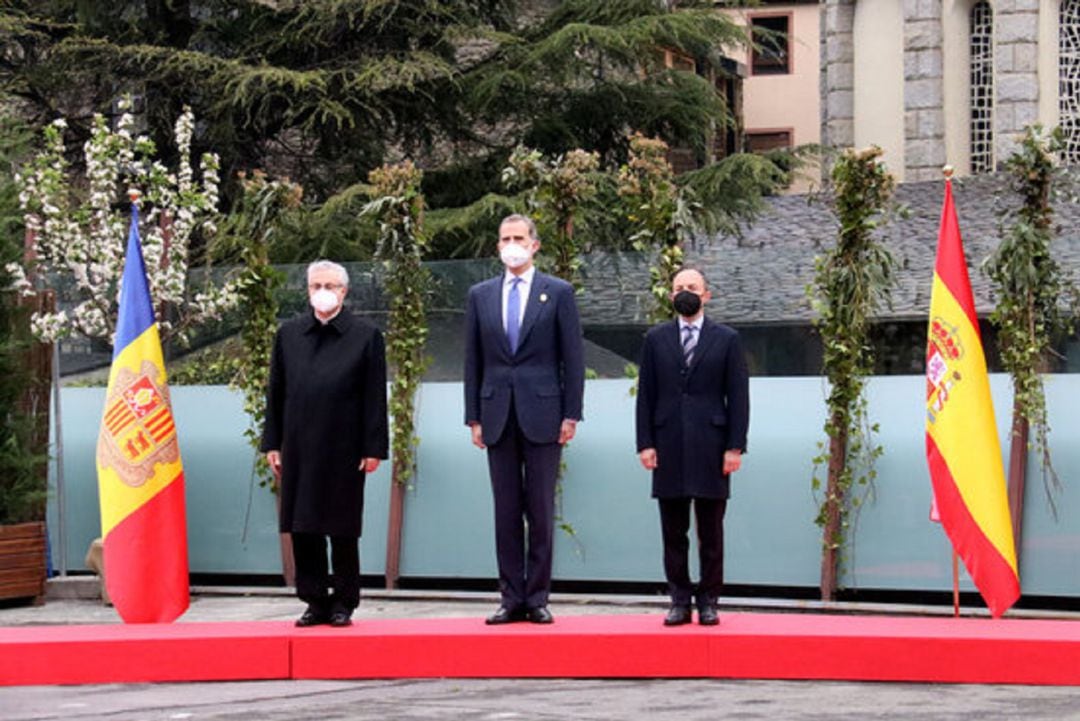El rei d'Espanya, Felip VI, amb el copríncep episcopal, Joan Enric Vives, i el cap de Govern, Xavier Espot, en la rebuda als líders que assisteixen de forma presencial a la XXVII Cimera Iberoamericana d'Andorra.