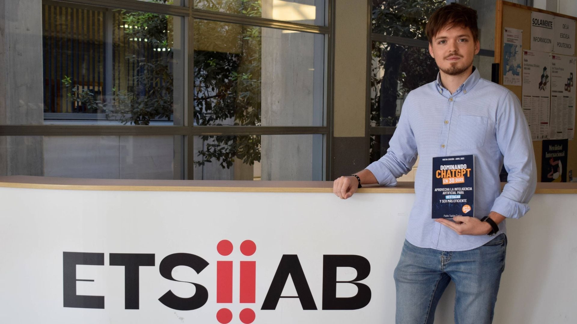 Él es Pablo Tapias, un joven ingeniero industrial de 24 años