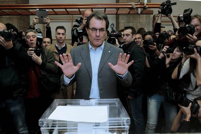 El presidente catalán y candidato de CiU a la reelección, Artur Mas, ejerce su derecho al voto en las elecciones autonómicas en la Escuela Infant Jesús de Barcelona.