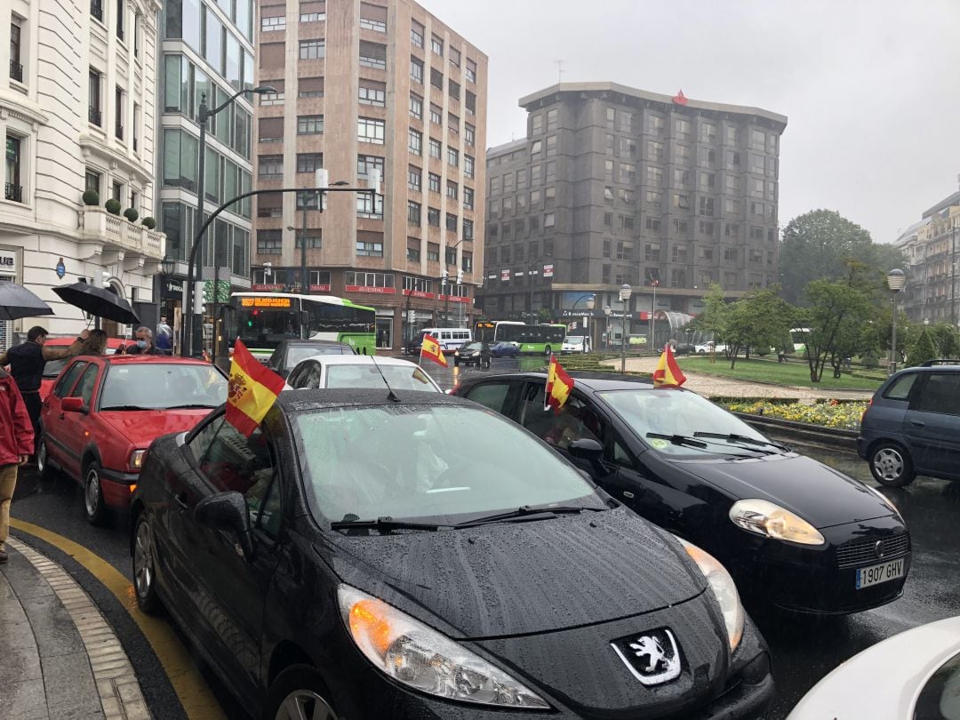 Varios coches de simpatizantes de Vox esperan poder marchar por la Gran Vía para mostrar su rechazo al Gobierno de Sánchez