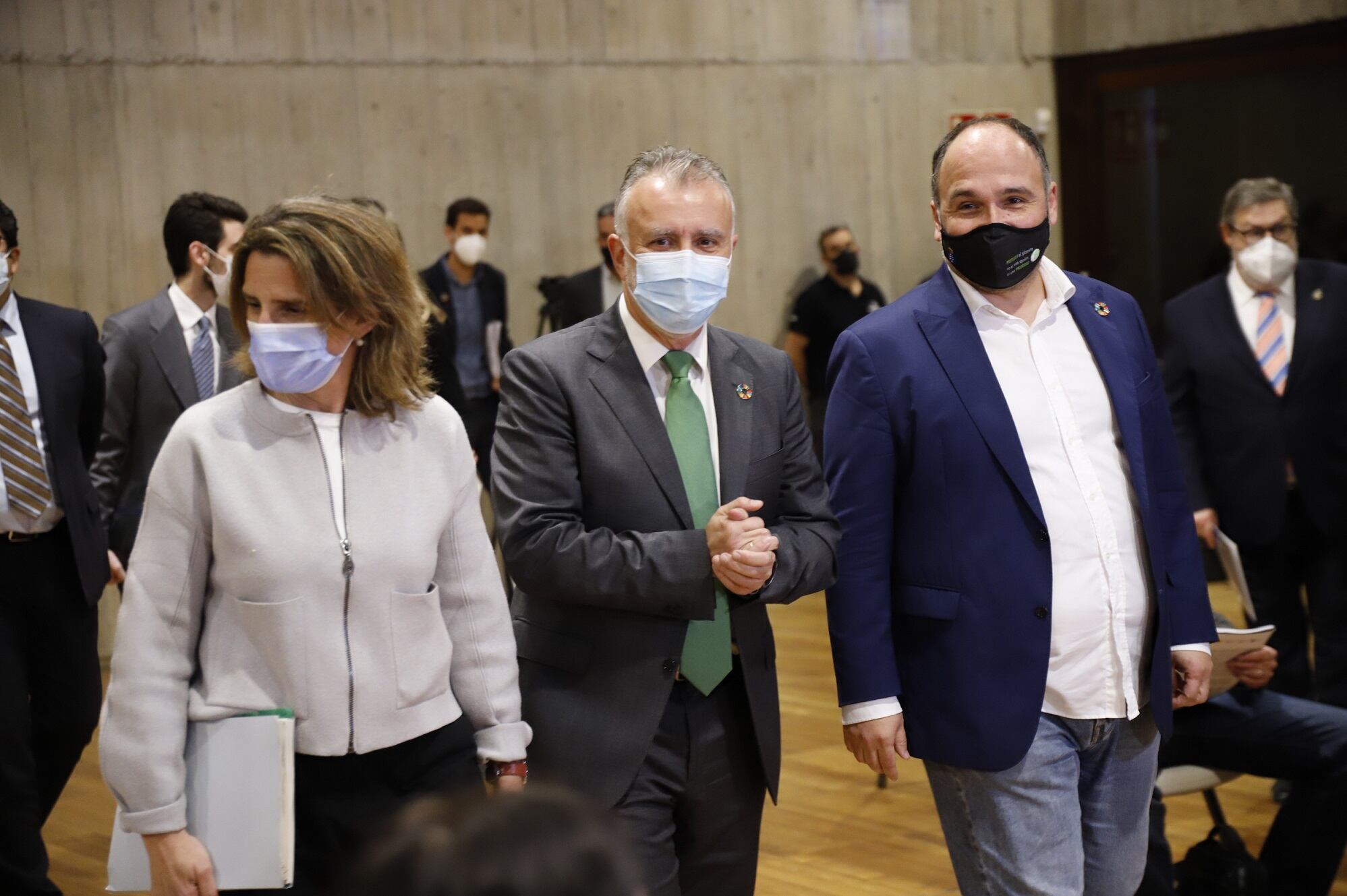 Teresa Ribera, ministra de Transición Ecológica, es acompañada por el presidente canario, Ángel Víctor Torres (centro) y el consejero de Transición Ecológica del Gobierno de Canarias, José Antonio Valbuena (derecha), durante la presentación de los detalles de la Estrategia para la ejecución de 466 millones de euros que permitirán la implementación de métodos de desarrollo energéticos sostenibles