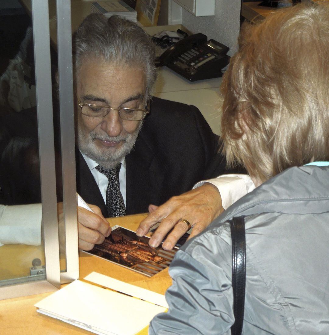 El tenor español Plácido Domingo firma autógrafos a sus admiradores tras recibir hoy domingo una cálida ovación en la Ópera de Zúrich (Suiza) con su encarnación de Nabucco en la ópera homónima de Verdi, un papel con el que regresa a los escenarios de Europa