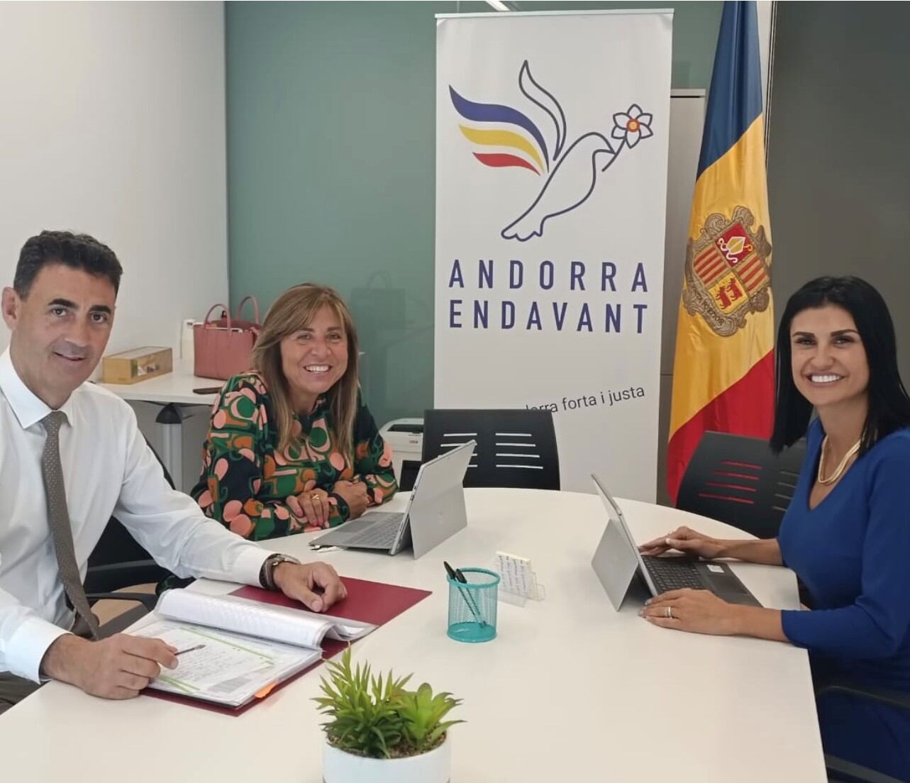 La presidenta del grup parlamentari d'Andorra Endavant, Carine Montaner, amb els ministres Conxita Marsol i RAül Ferré, en una reunió aquest dimecres sobre habitatge.