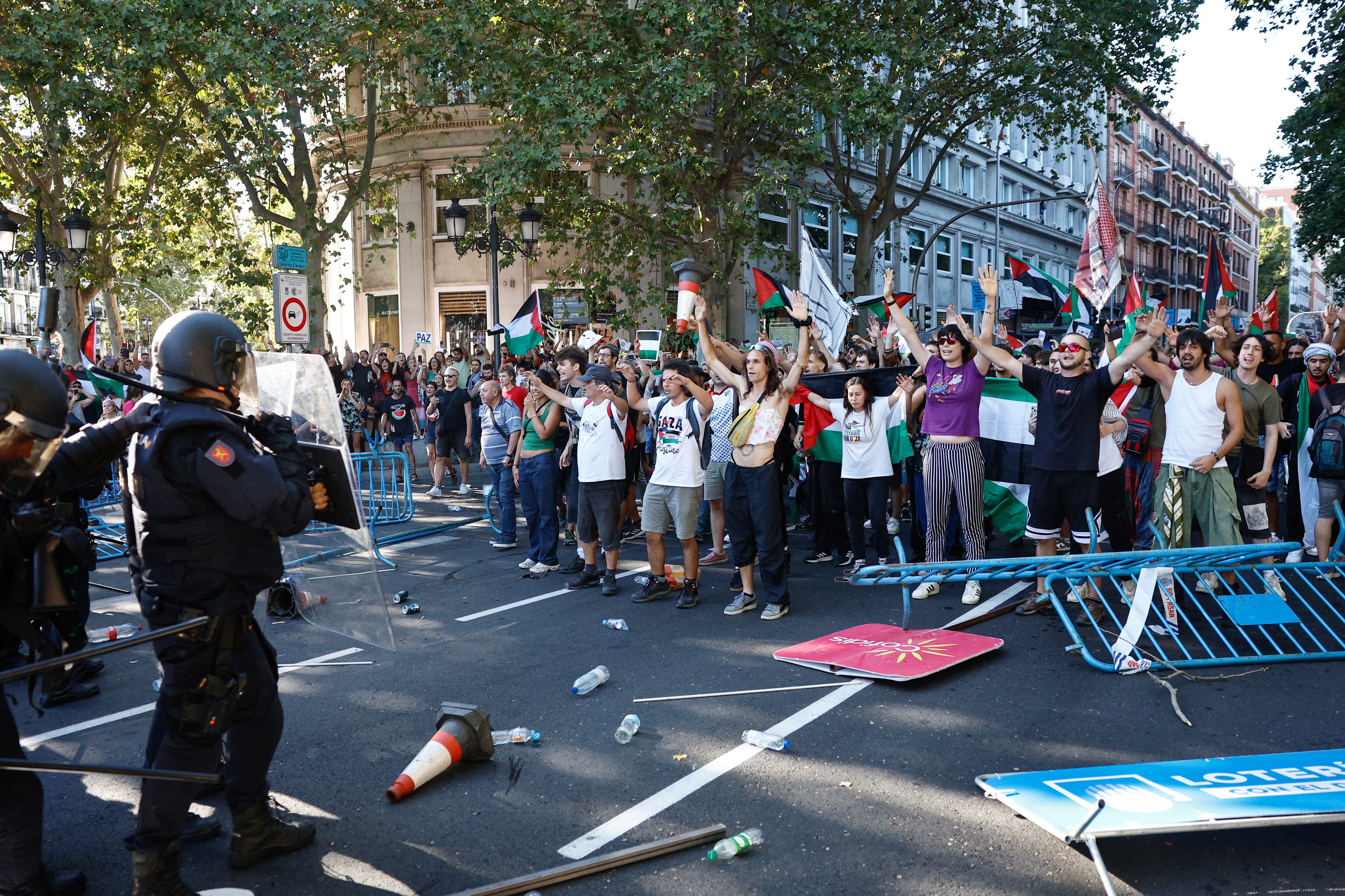 FOTODELDÍA - MADRID, 14/09/2025.- Los manifestantes propalestinos cortan el recorrido de los ciclistas en el Paseo del Prado, este domingo, durante la última etapa de la Vuelta a España que se disputa entre las localidades madrileñas de Alalpardo y Madrid, con un recorrido 103,6 Km.- EFE/Rodrigo Jiménez
