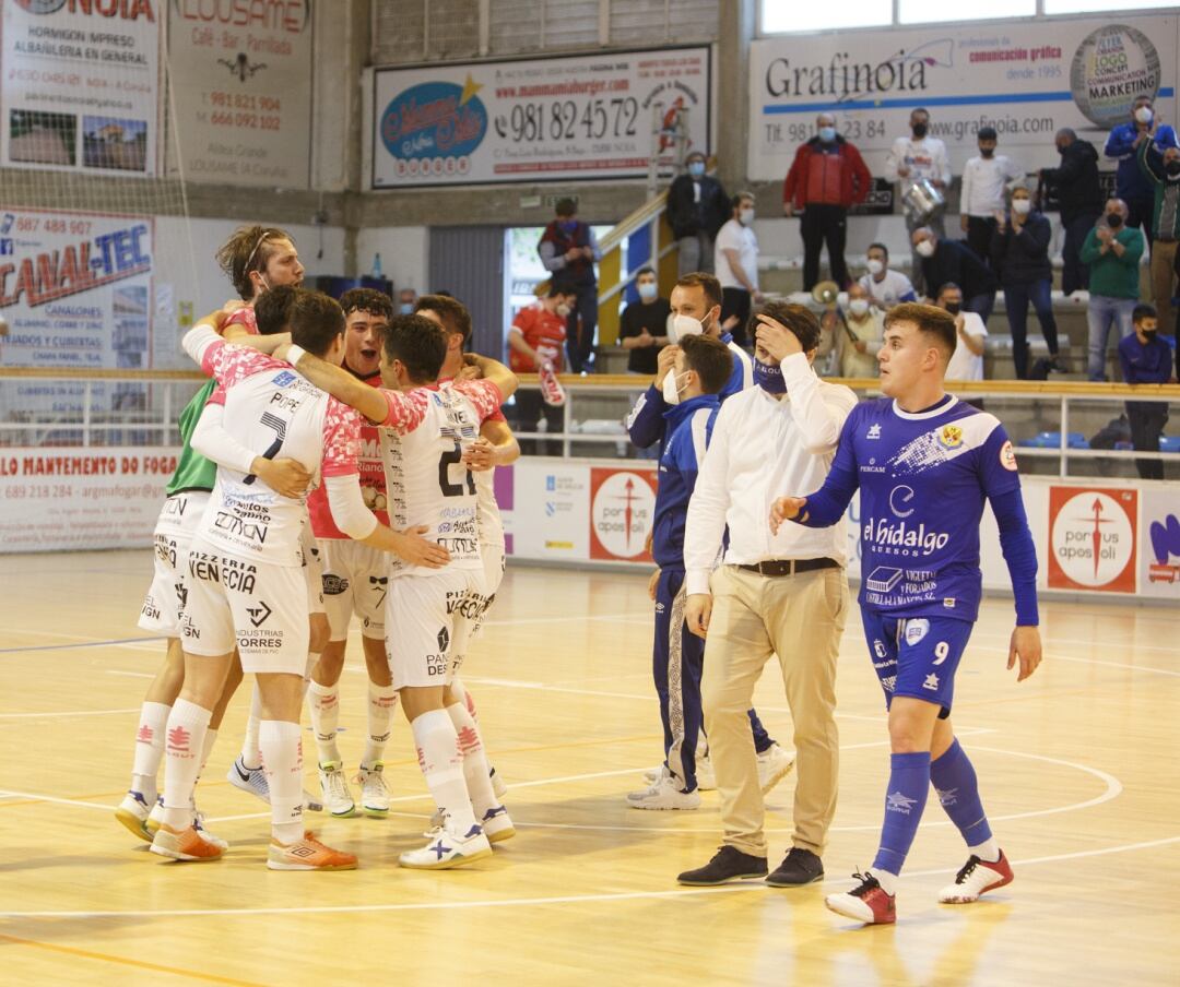 Los jugadores del Noia celebran el éxito del campeonato en la pista del Agustín Mourís