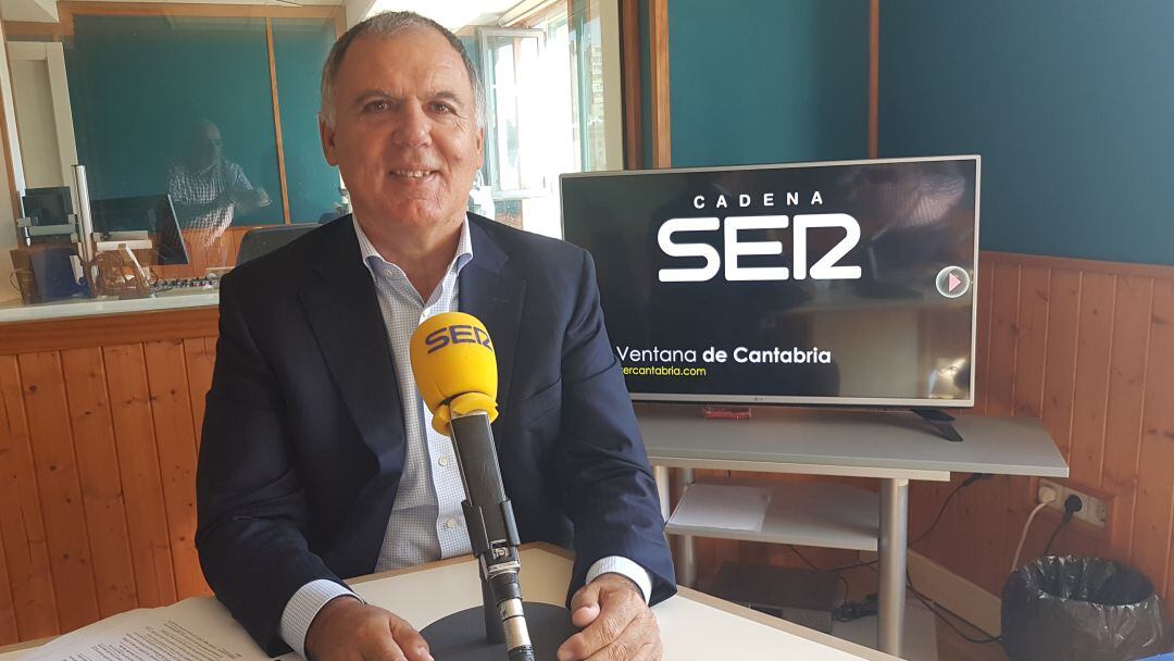 Lorenzo Vidal de la Peña en un estudio de Radio Santander