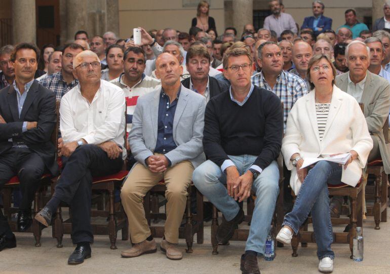 El presidente de la Xunta de Galicia y candidato del Partido Popular, Alberto Núñez Feijoo acompañado por la conselleira de Mar, Rosa Quintana y por el presidentede la Federación de Cofradías Gallegas, Tomás Fajardo