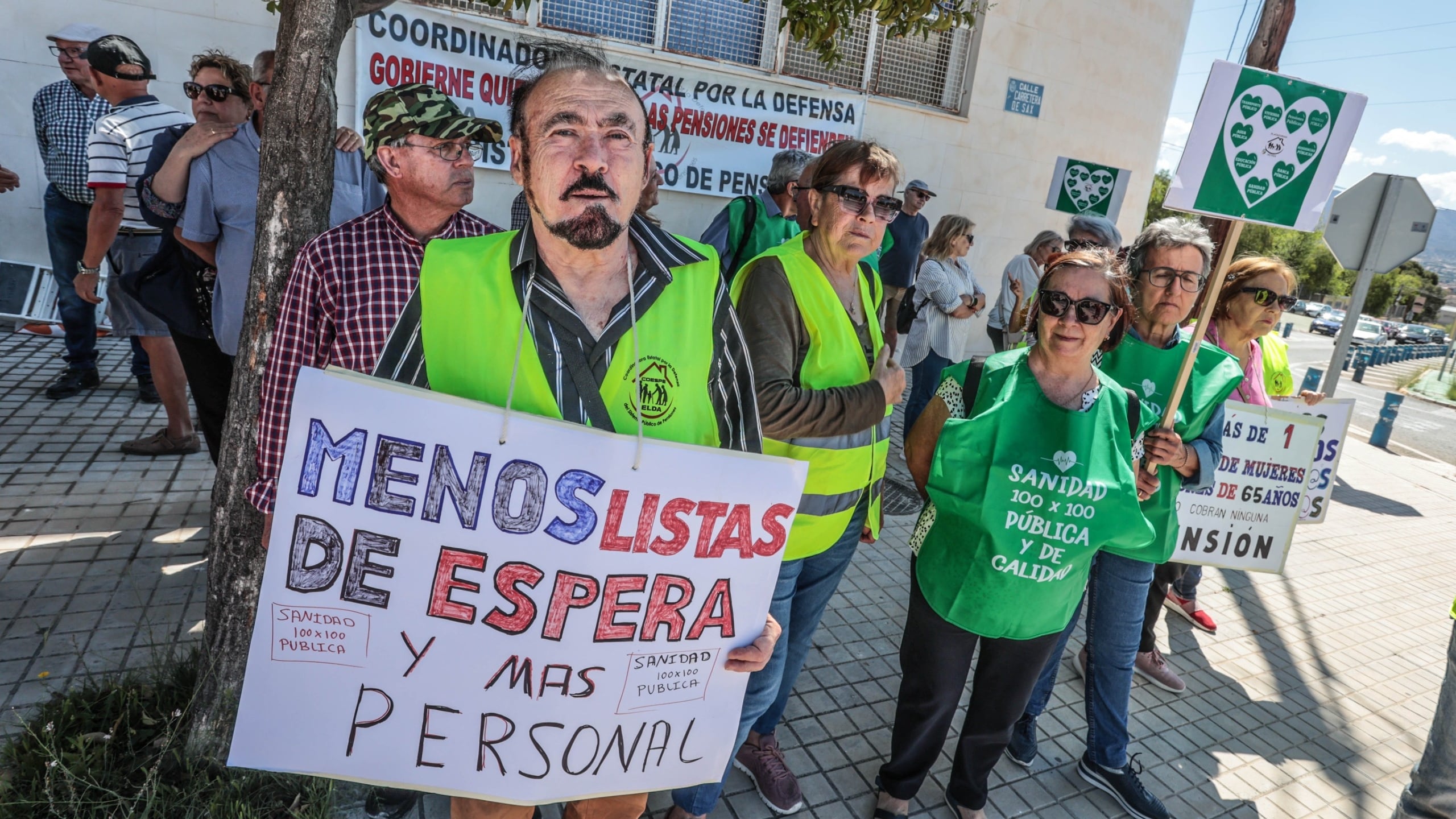 Imagen de archivo de una concentración frente al Hospital de Elda denunciando el deterioro de la Sanidad Pública