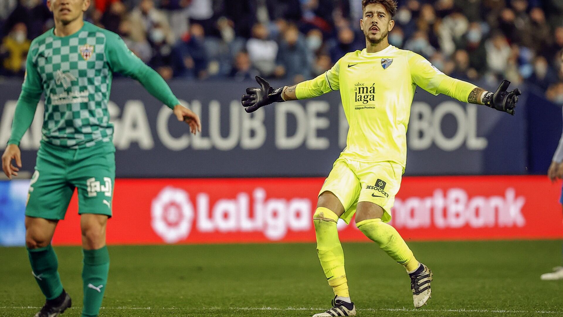 Dani Barrio hace una reclamación en el partido contra el Almería