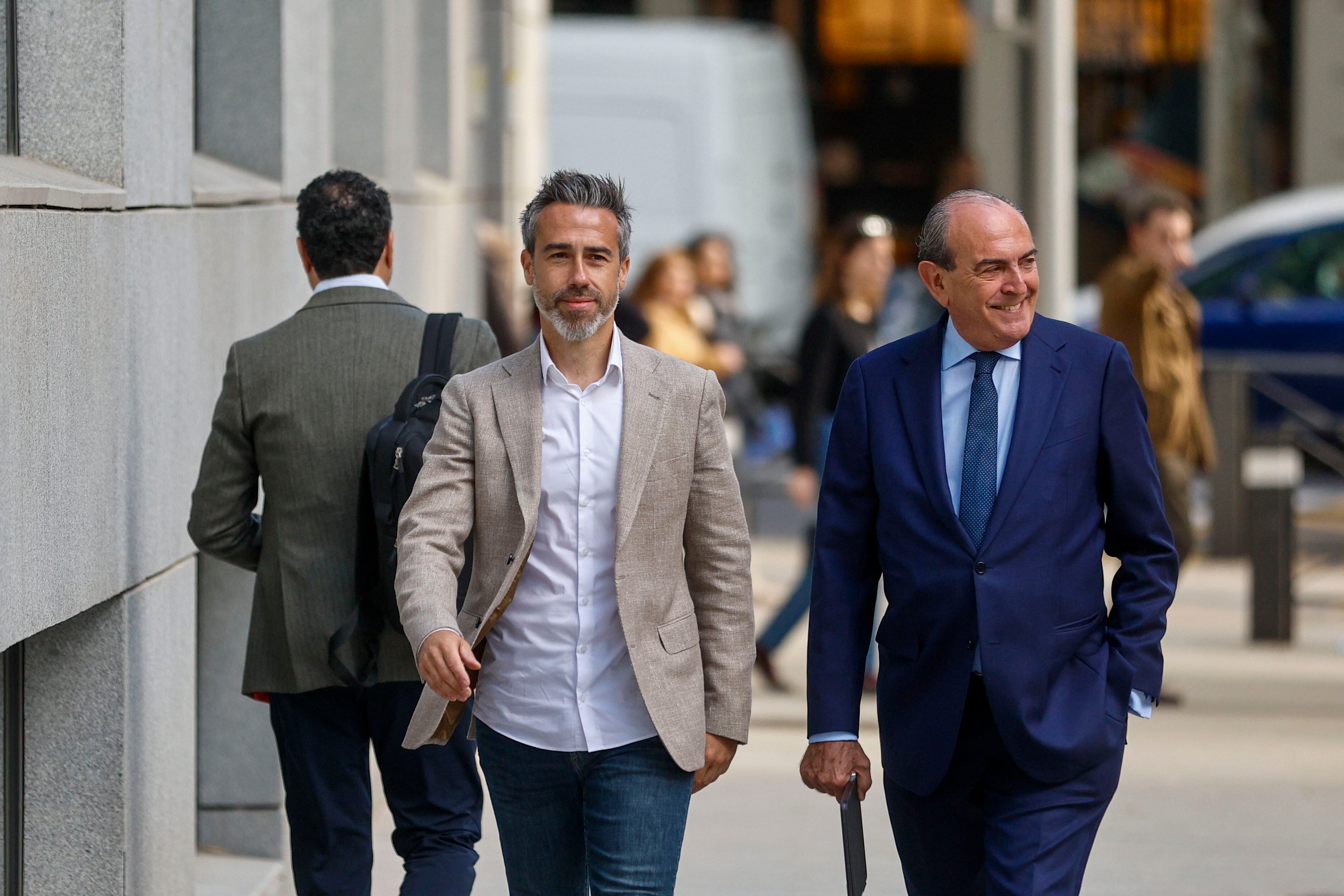 El exentrenador de la selección femenina Jorge Vilda (i) llega este viernes a la Audiencia Nacional para que se le notifique formalmente la resolución que le envía a juicio por el beso no consentido que dio el expresidente de la Federación Española de Fútbol Luis Rubiales dio a la jugadora Jenni Hermoso y las coacciones a las que habría sido sometida para justificarlo públicamente. EFE/ Rodrigo Jimenez