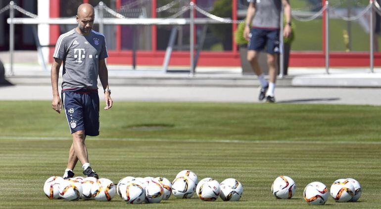 MUN802 MÚNICH (ALEMANIA) 01/07/2015.- El entrenador del Bayern Múnich, Pep Guardiola (izq), dirige a sus jugadores durante una sesión de entrenamiento del equipo en Múnich (Alemania) hoy, miércoles 1 de julio. EFE/Andreas Gebert