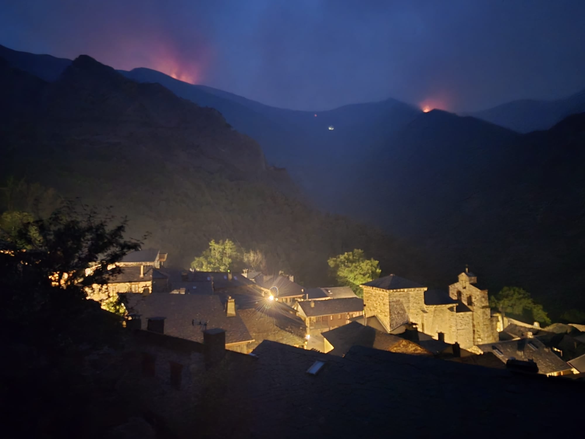 Cortado el acceso al Morredero y Corporales mientras Peñalba de Santiago vigila el incendio que corona Cabeza de Yegua