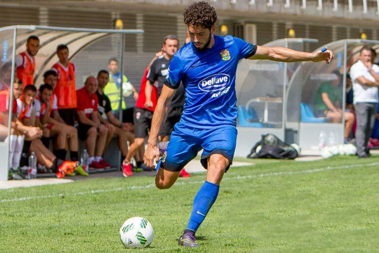 Paco Candela golpea el balón con la camiseta del Fuenlabrada