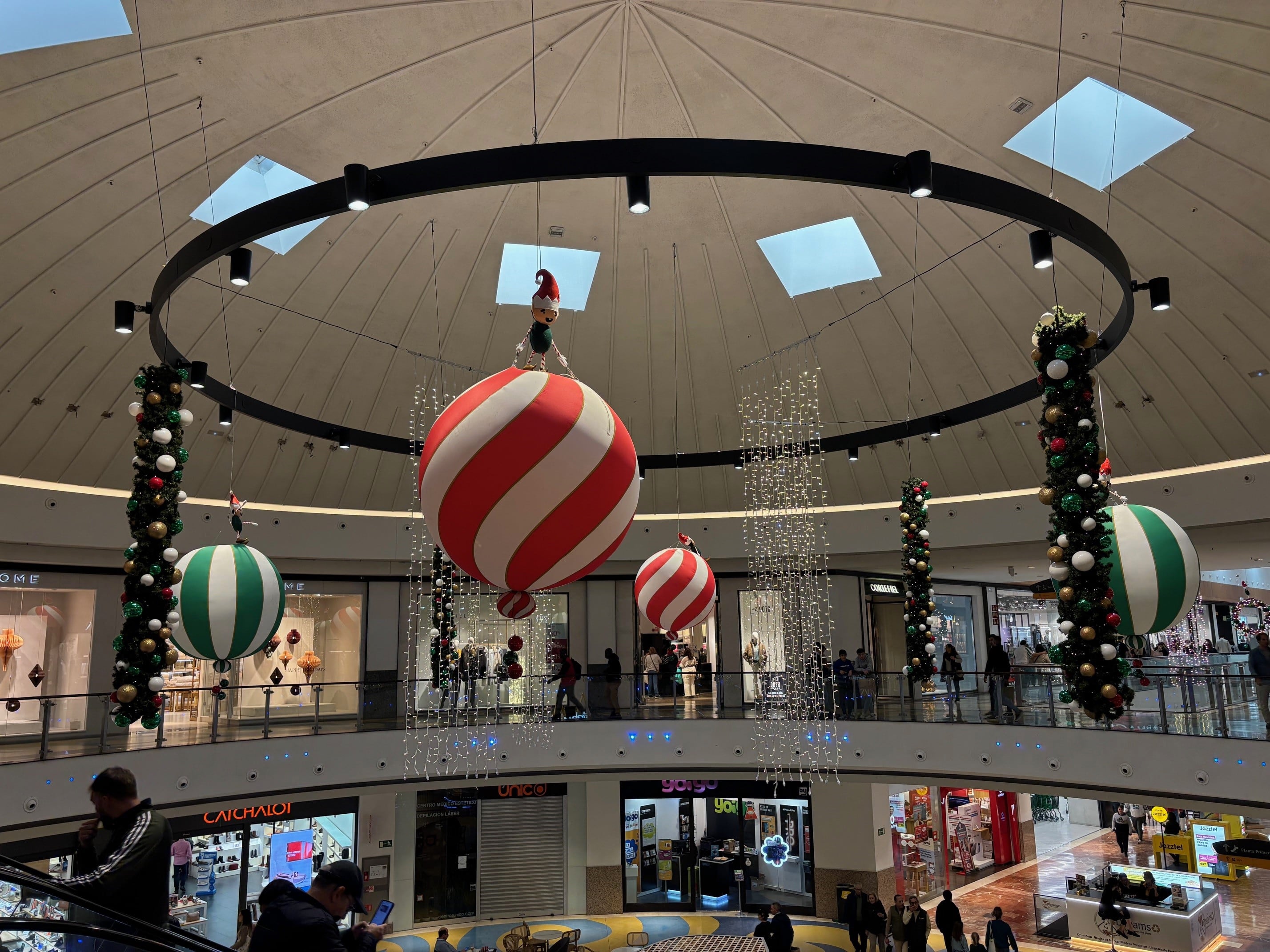 Decoración navideña en el centro comercial Área Sur