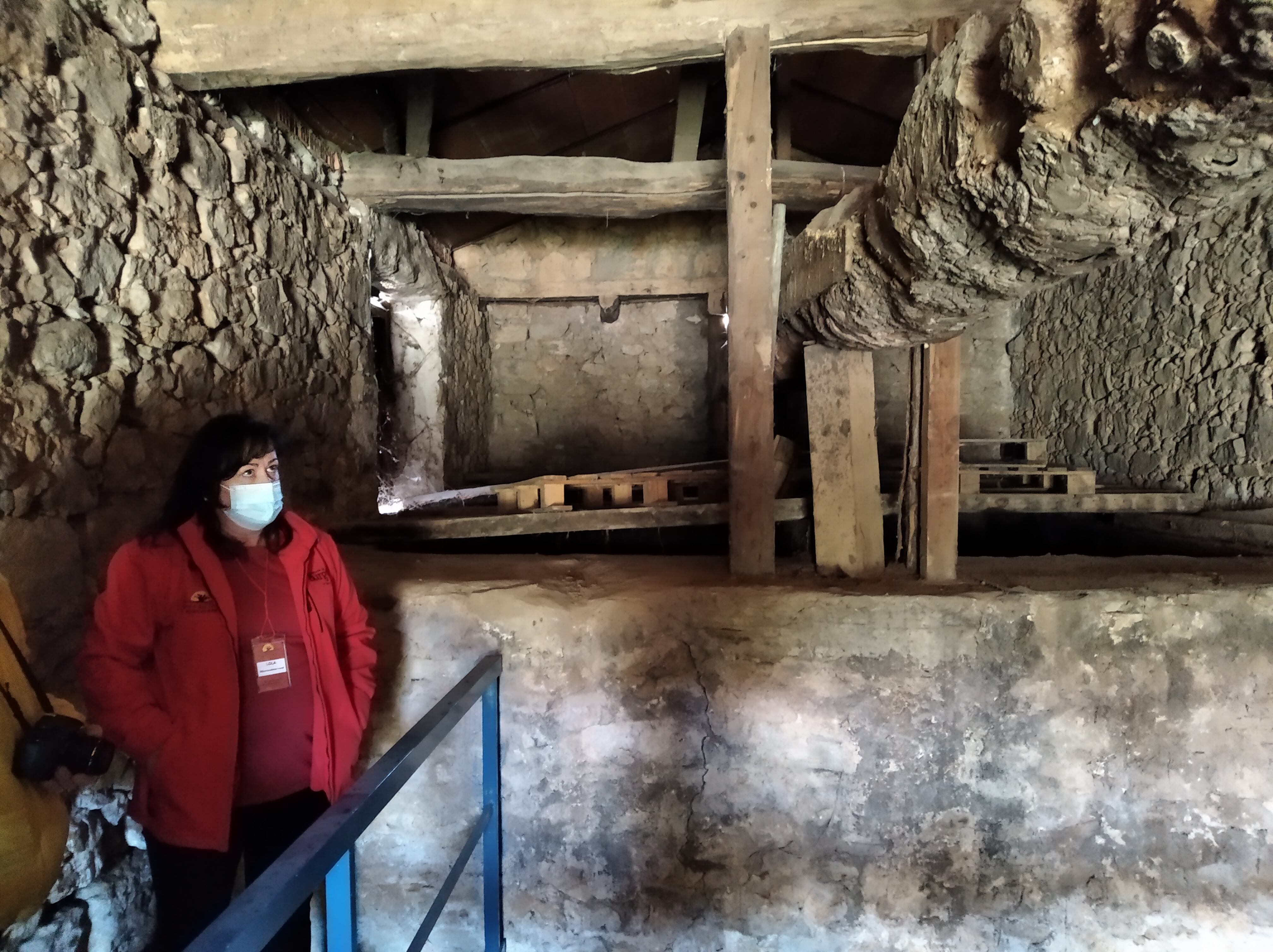 Lola enseña en Villanueva de Gumiel uno de sus lagares