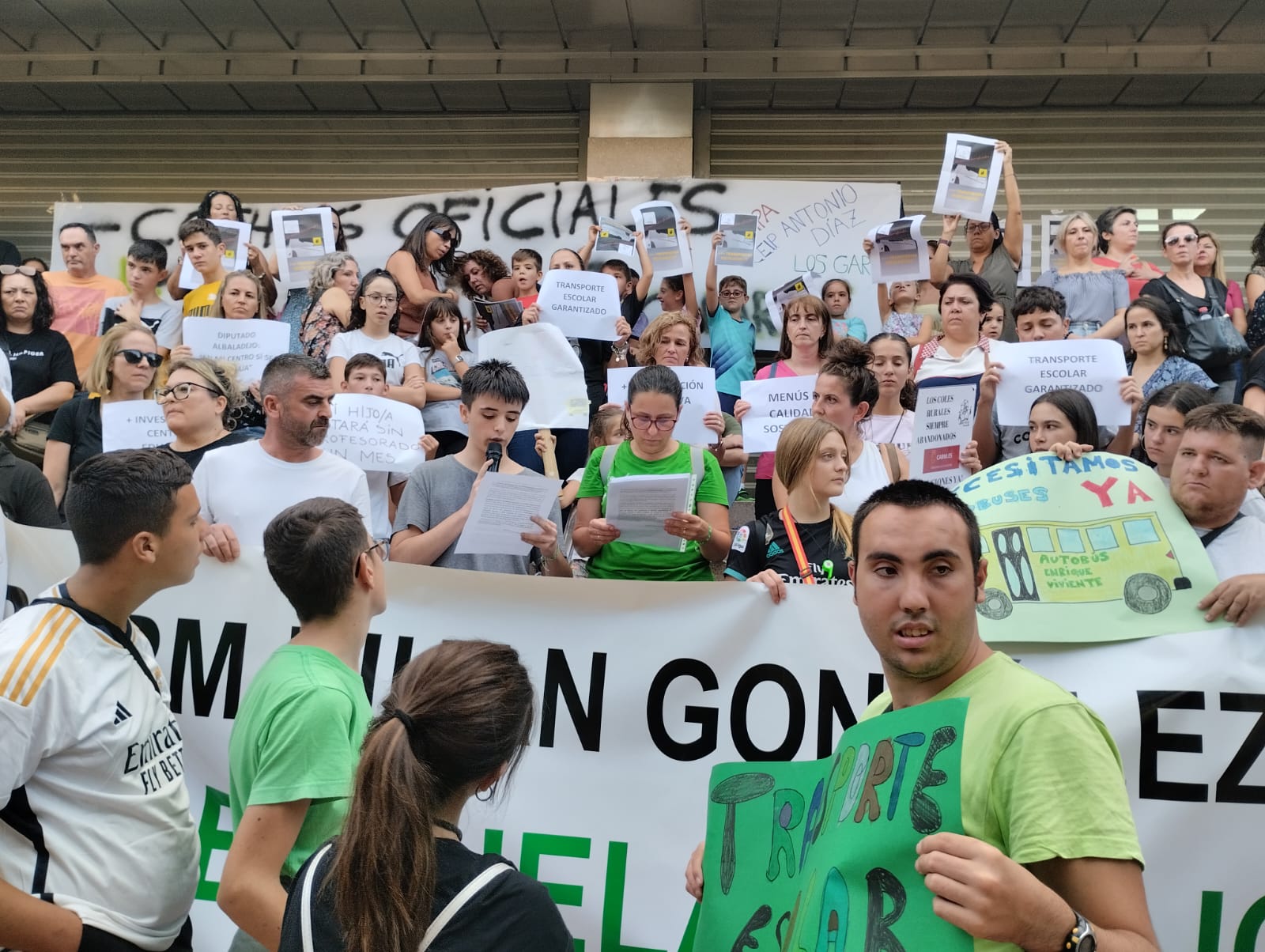 Protesta frente a Educación por la falta de transporte escolar en la Región de Murcia