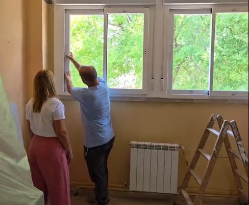 Sara Hernández, alcaldesa de Getafe, viendo las nuevas ventanas instaladas en un colegio de la ciudad.