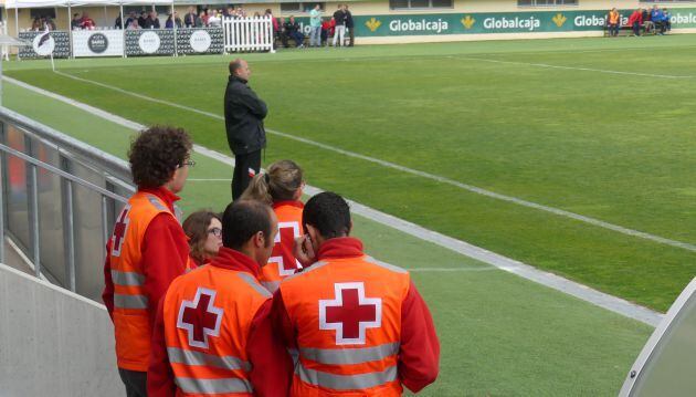 Los voluntarios de Cruz Roja colaboran en diversas actividades.