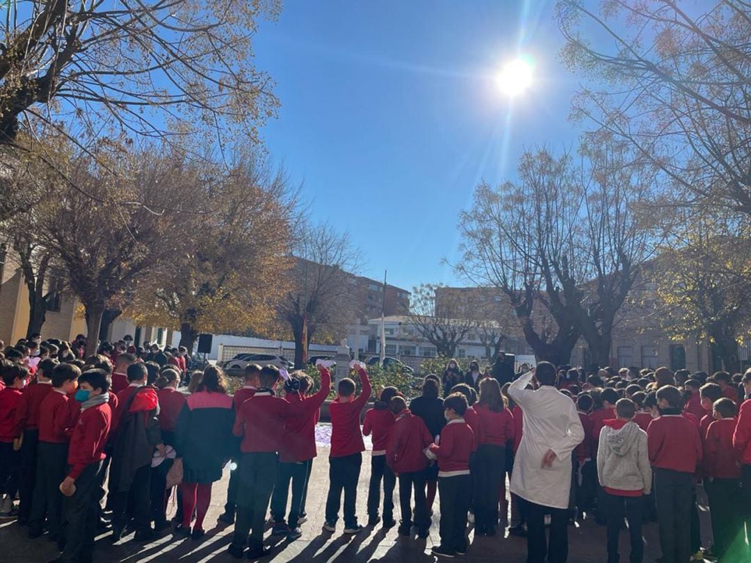 Concentración en el colegio Ave María-San Isidro, de Granada, contra el último asesinato machista en Granada. En este centro estudian las dos hijas de Lorena, la mujer asesinada por su exmarido, según su propia confesión