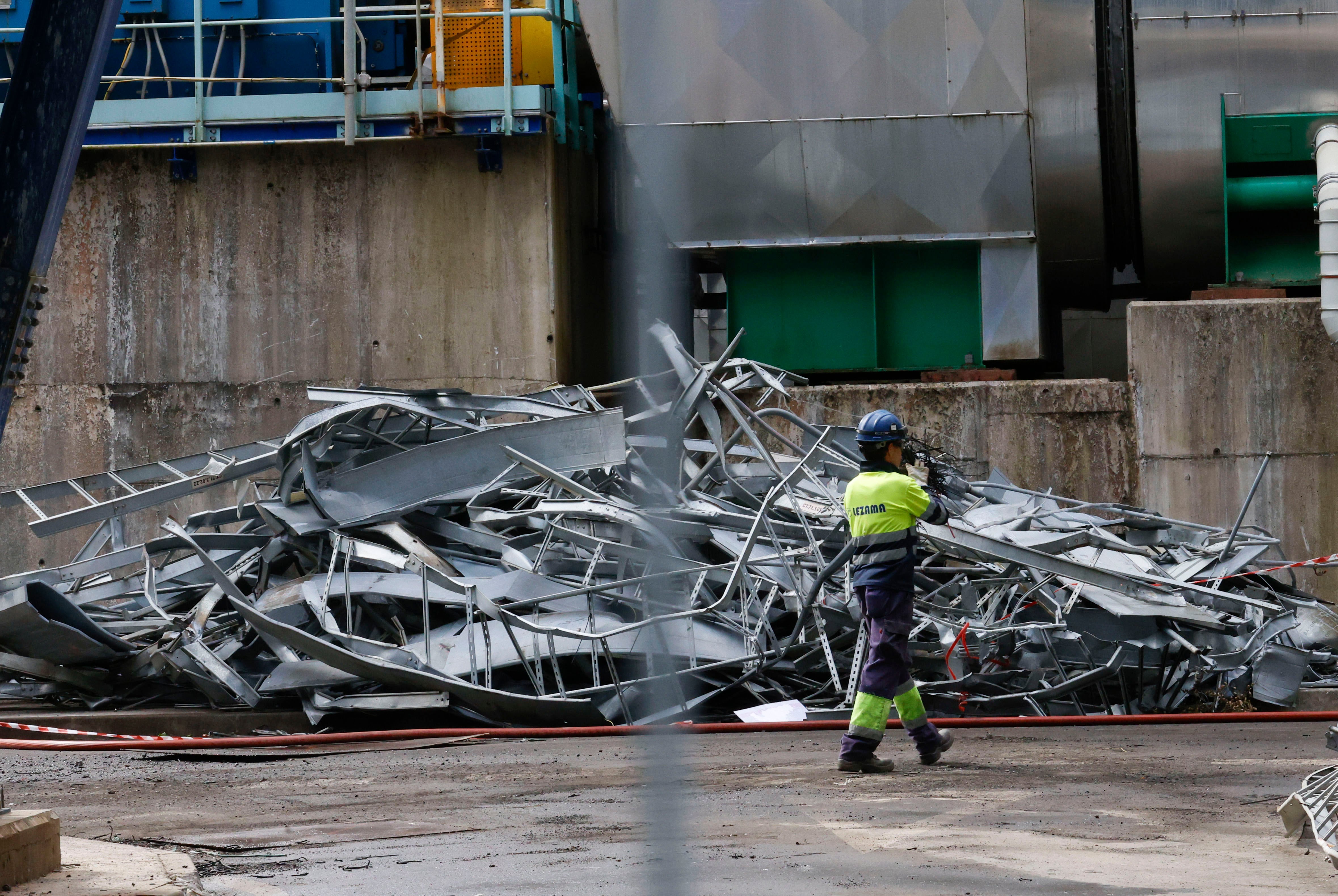 Vista de los trabajos de desmantelamiento de la central térmica de As Pontes en la mañana de este miércoles (foto: Kiko Delgado / EFE)