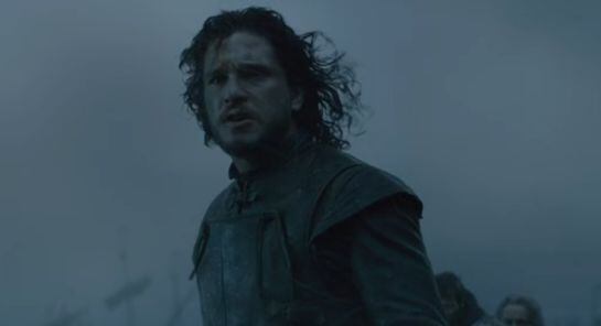 Jon Snow contempla horrorizado el horizonte