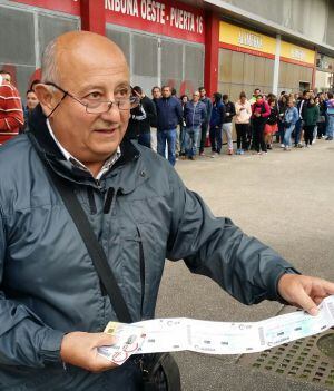 Aficionado muestra sus entradas