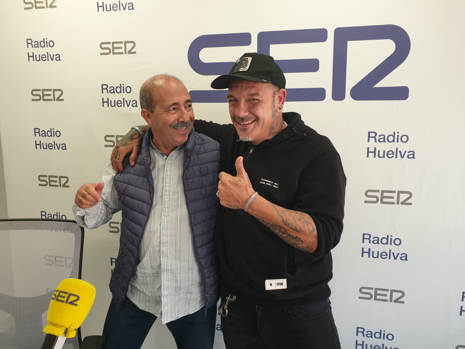 El tatuador onubense Javi Punky con Antonio García ex director de la Escuela de Arte León Ortega de Huelva