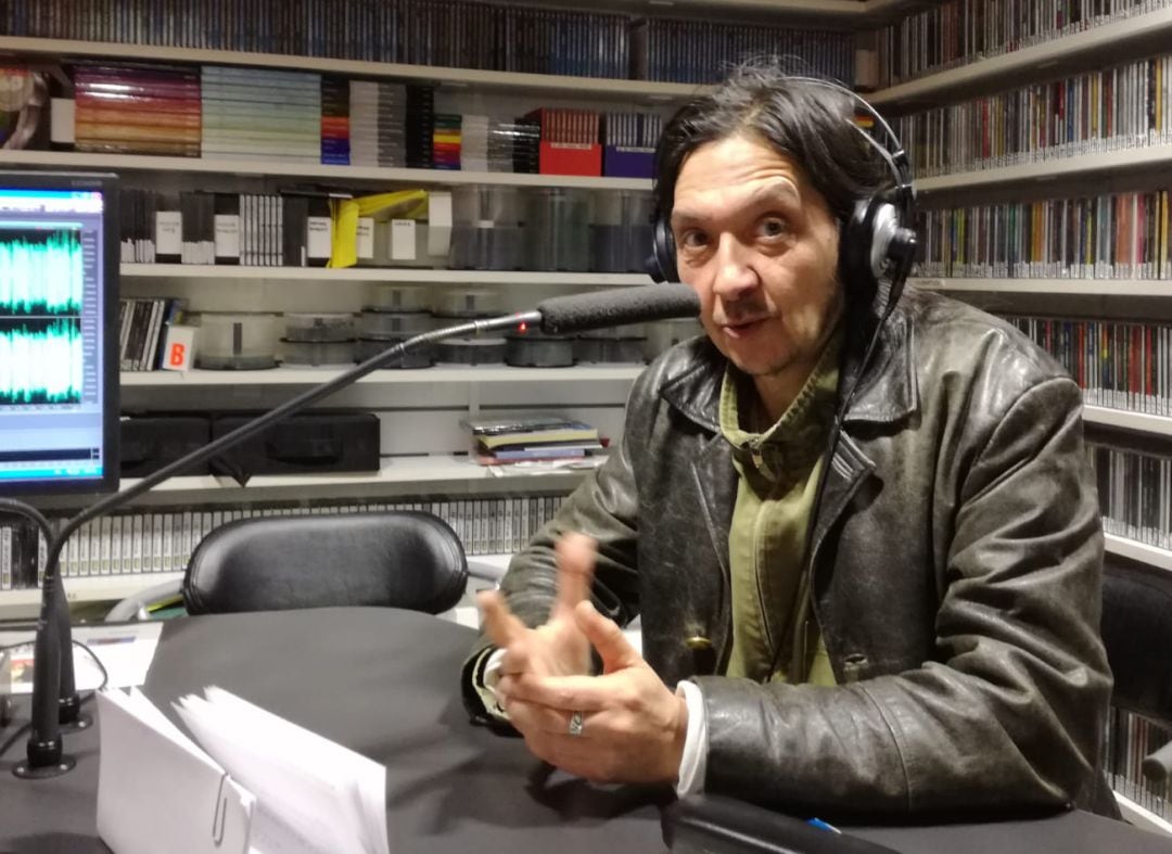 Santiago Lorenzo en los estudios de Radio Segovia de la Cadena SER