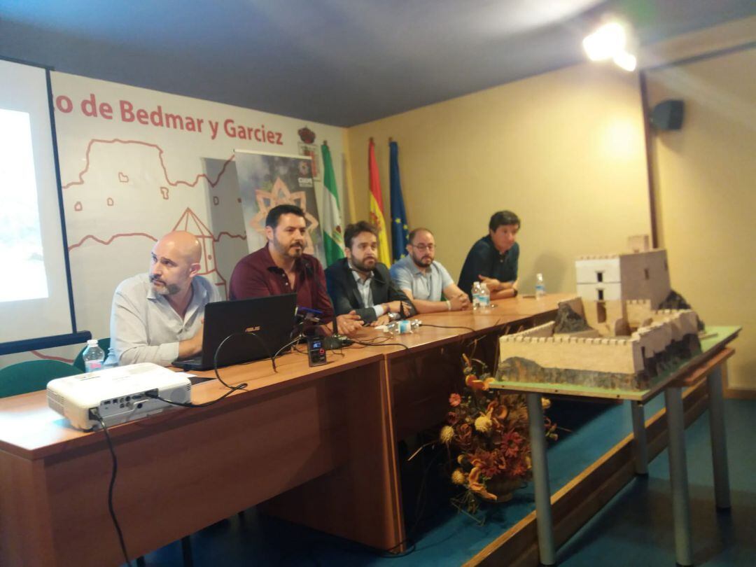 Momento de la conferencia sobre los trabajos en el Castillo Nuevo de Bedmar