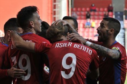 Asier Benito, ausente mañana, abrazado por sus compañeros tras el doblete de la primera jornada