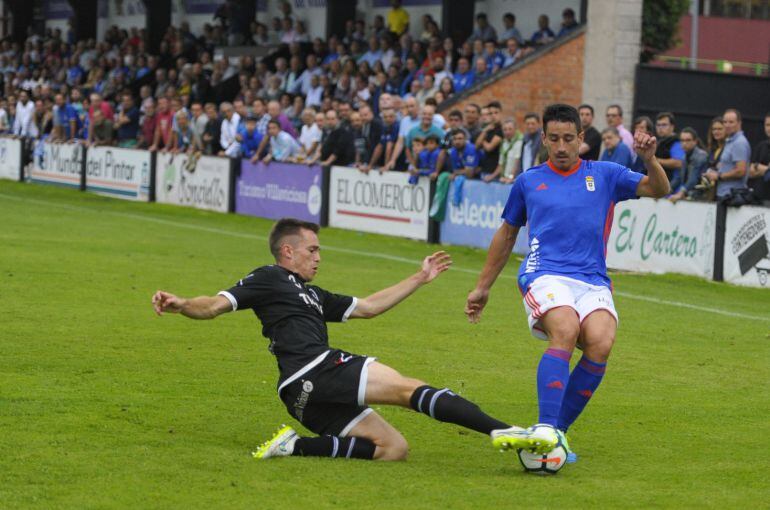 Saúl Berjón durante un partido de pretemporada en Les Caleyes frente al Lealtad.