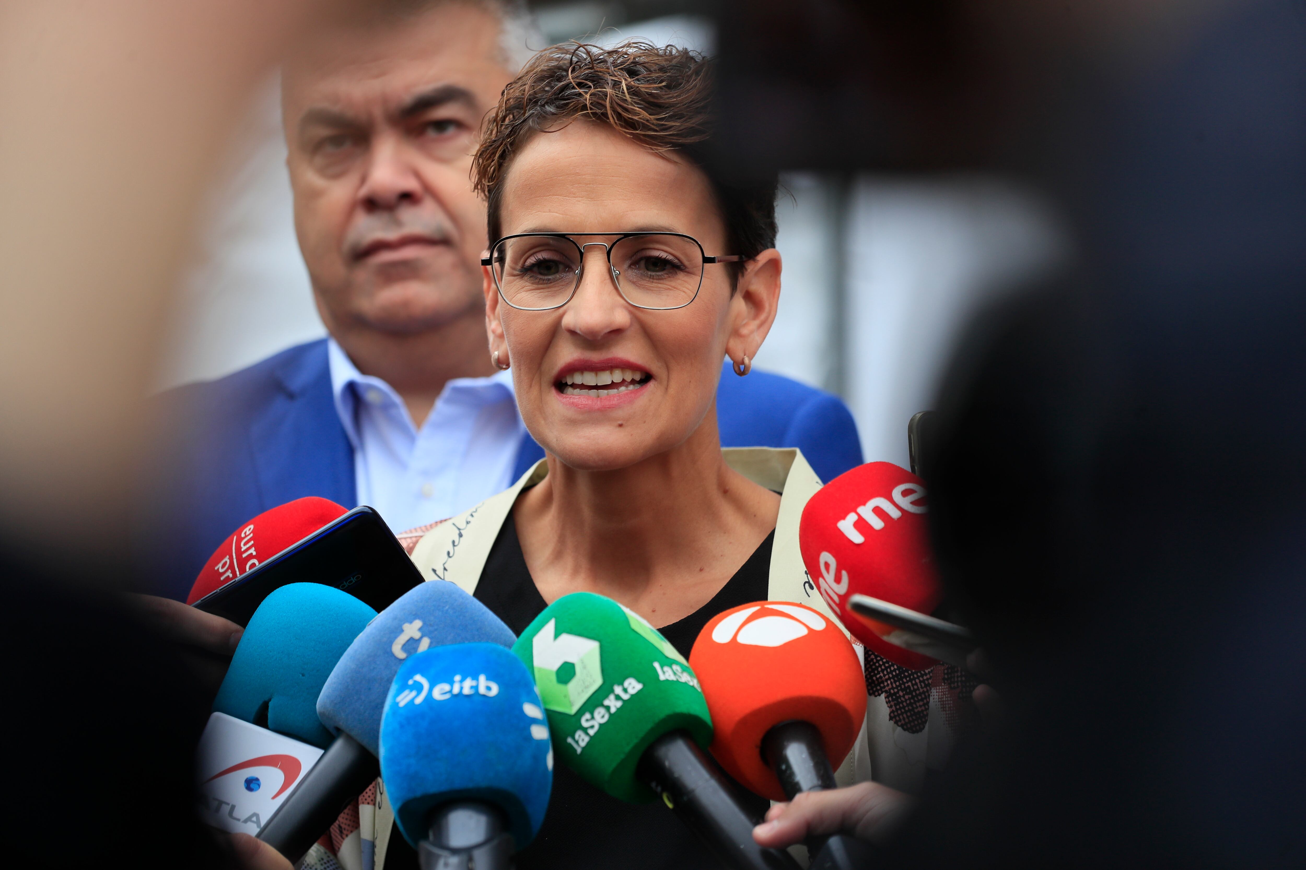 La presidenta del Gobierno de Navarra, María Chivite, atiende a la prensa tras asistir, desde la tribuna de invitados, al pleno del Congreso que se celebra este jueves en Madrid